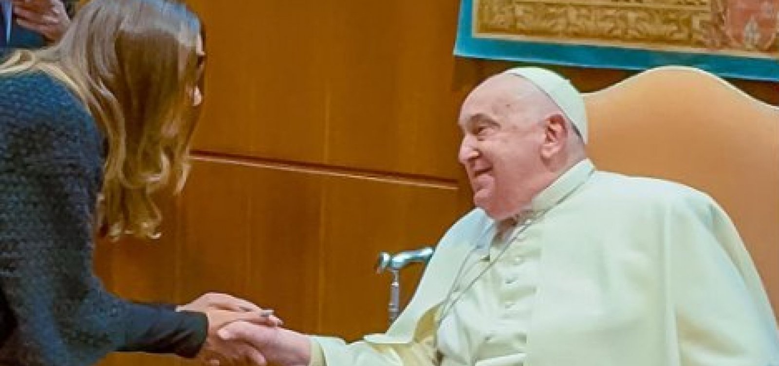 Emocionada, Janja encontra o Papa Francisco no Vaticano e fala da sua sáude