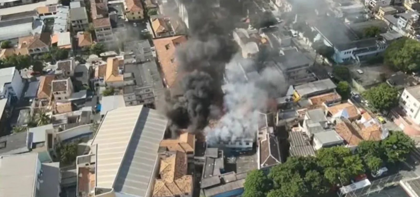 Dez pessoas estão em estado grave após incêndio em fábrica de tecidos no Rio de Janeiro 