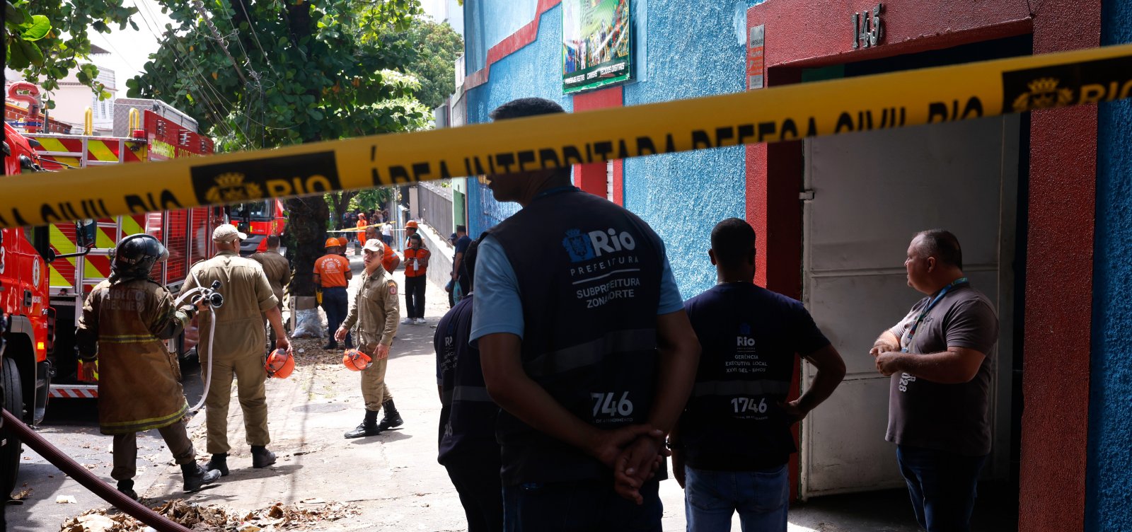 Paes diz que escolas de samba afetadas por incêndio no Rio não correrão risco de rebaixamento