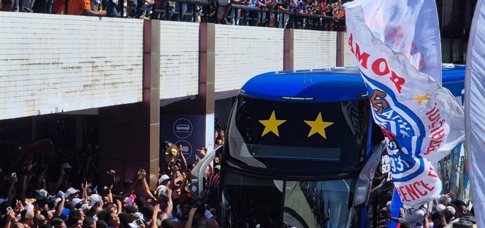 Torcida do Bahia faz “carnaval” na Bolívia após 36 anos fora da Libertadores