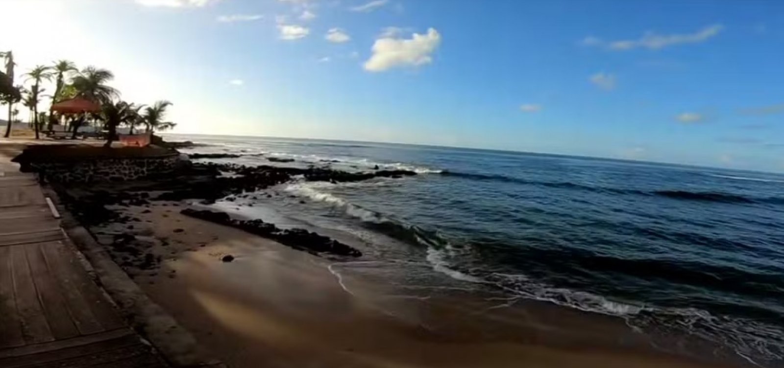 Homem morre ao tentar resgatar filho de 13 anos de afogamento na praia de Ondina