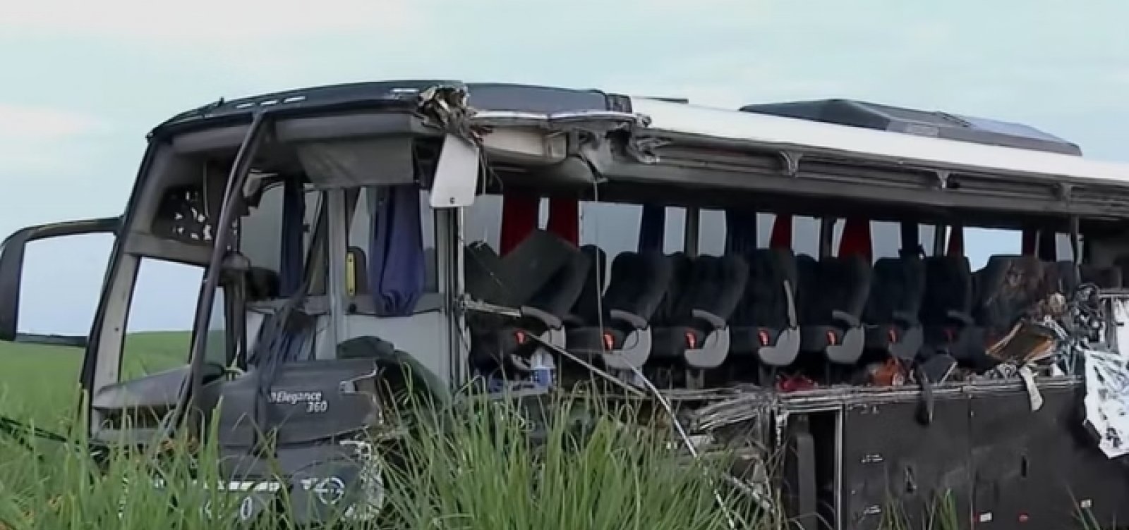 Colisão entre caminhão e ônibus universitário deixa 12 mortos no interior de SP