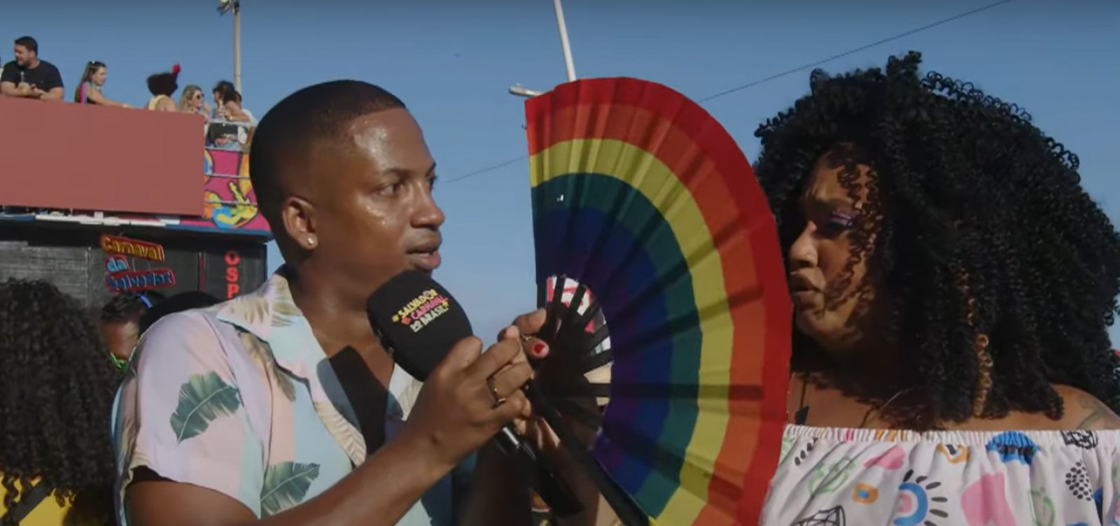 Para aliviar o calor e compor o look, leques fazem sucesso no Fuzuê e Furdunço