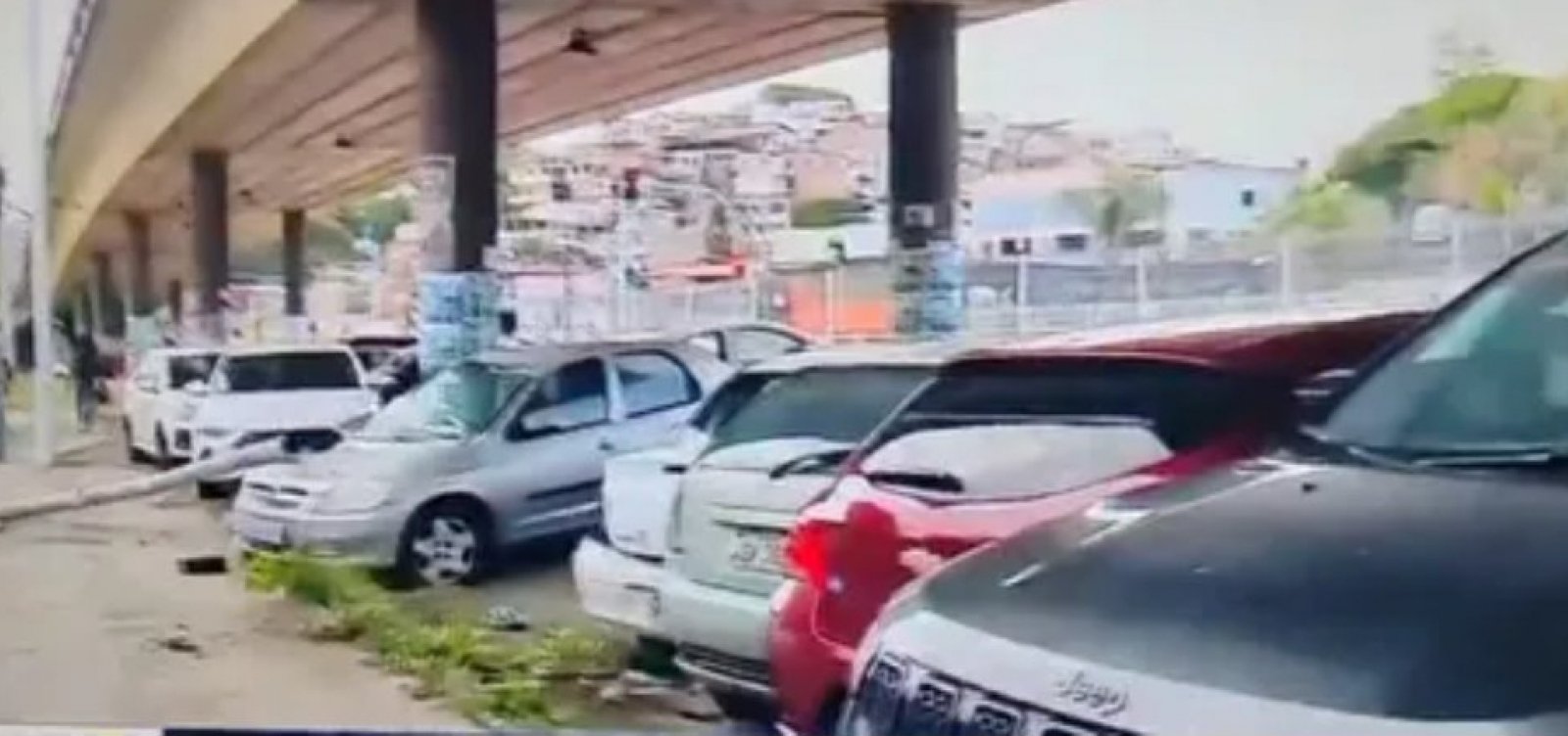 Caminhão de limpeza bate em sete veículos em Salvador