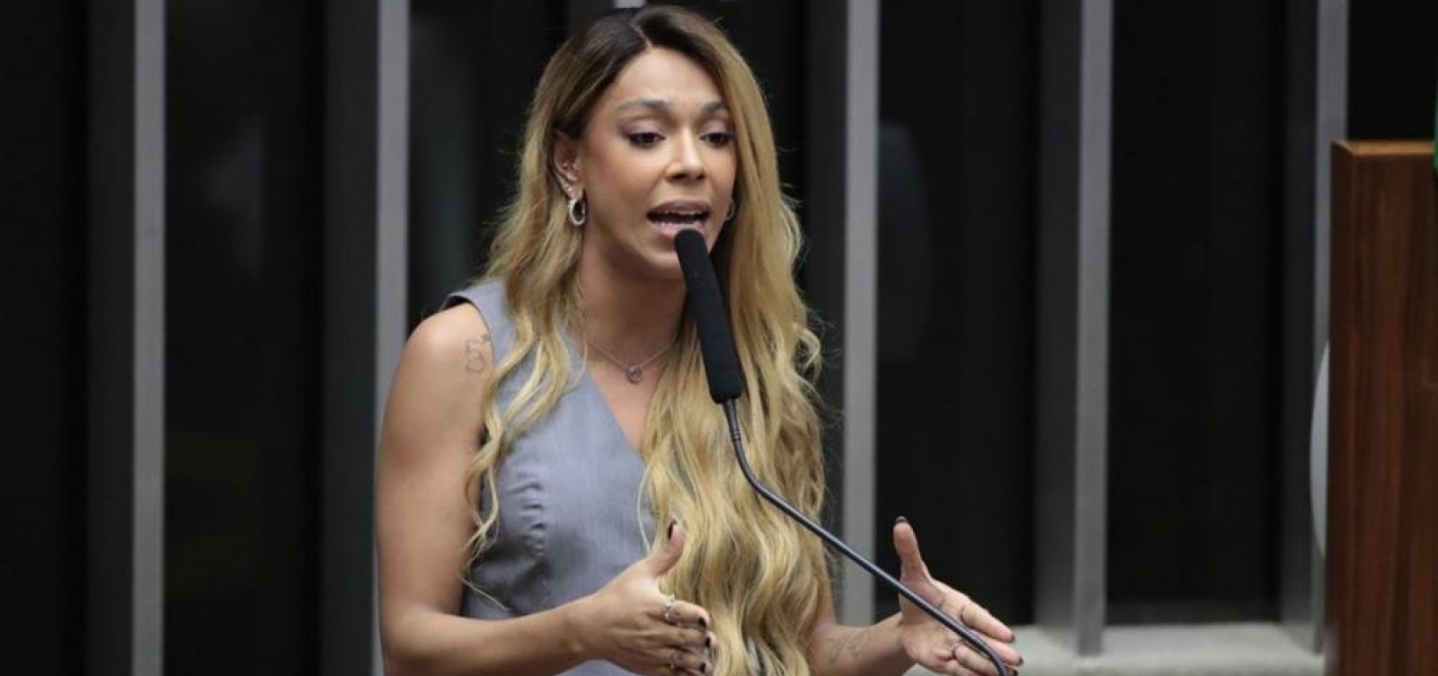 Erika Hilton deve protocolar PEC contra regime 6x1 nesta terça