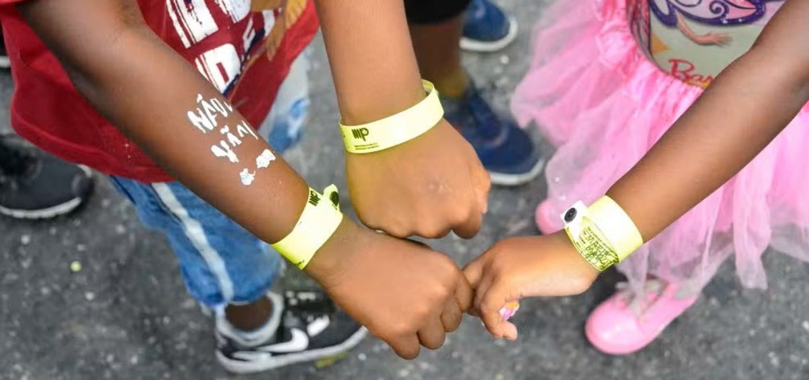 Pulseiras de identificação para crianças e pontos de hidratação são ações no carnaval de Salvador