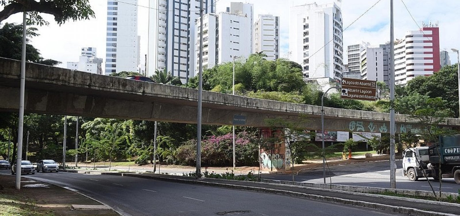 Trio elétrico fica preso em viaduto na região do Canela no quarto dia de Carnaval