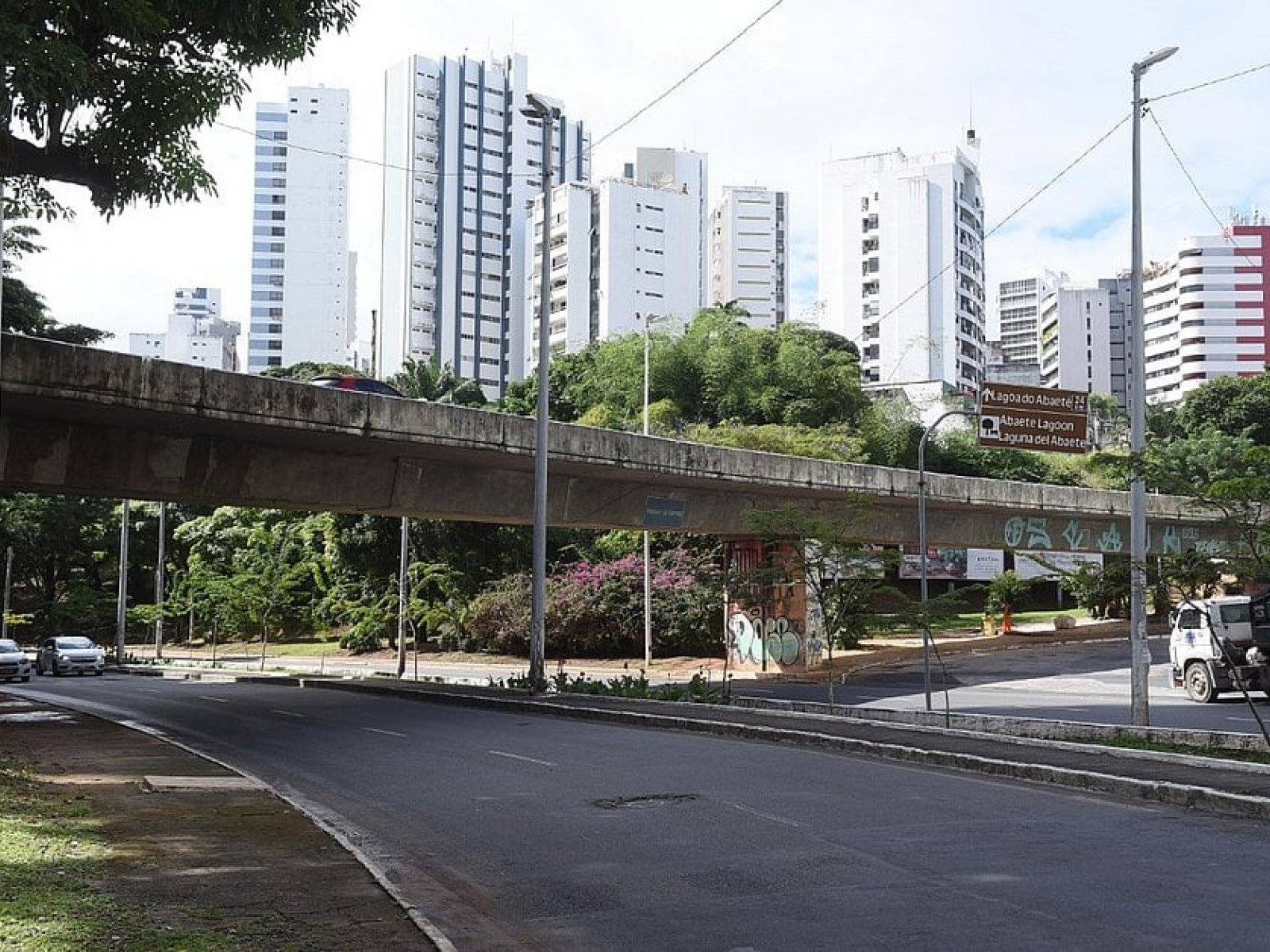 Trio elétrico fica preso em viaduto na região do Canela no quarto dia de Carnaval