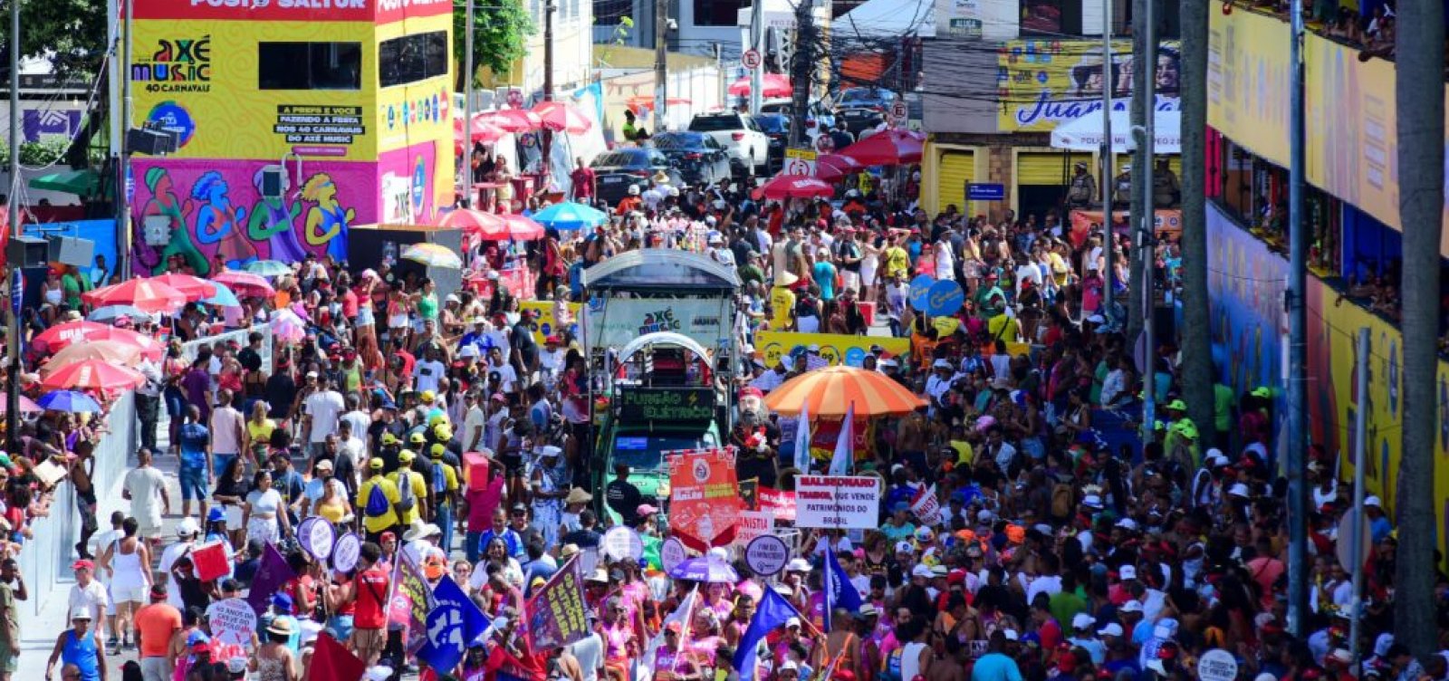 Com irreverência e protestos, Mudança do Garcia arrasta multidão pelas ruas de Salvador