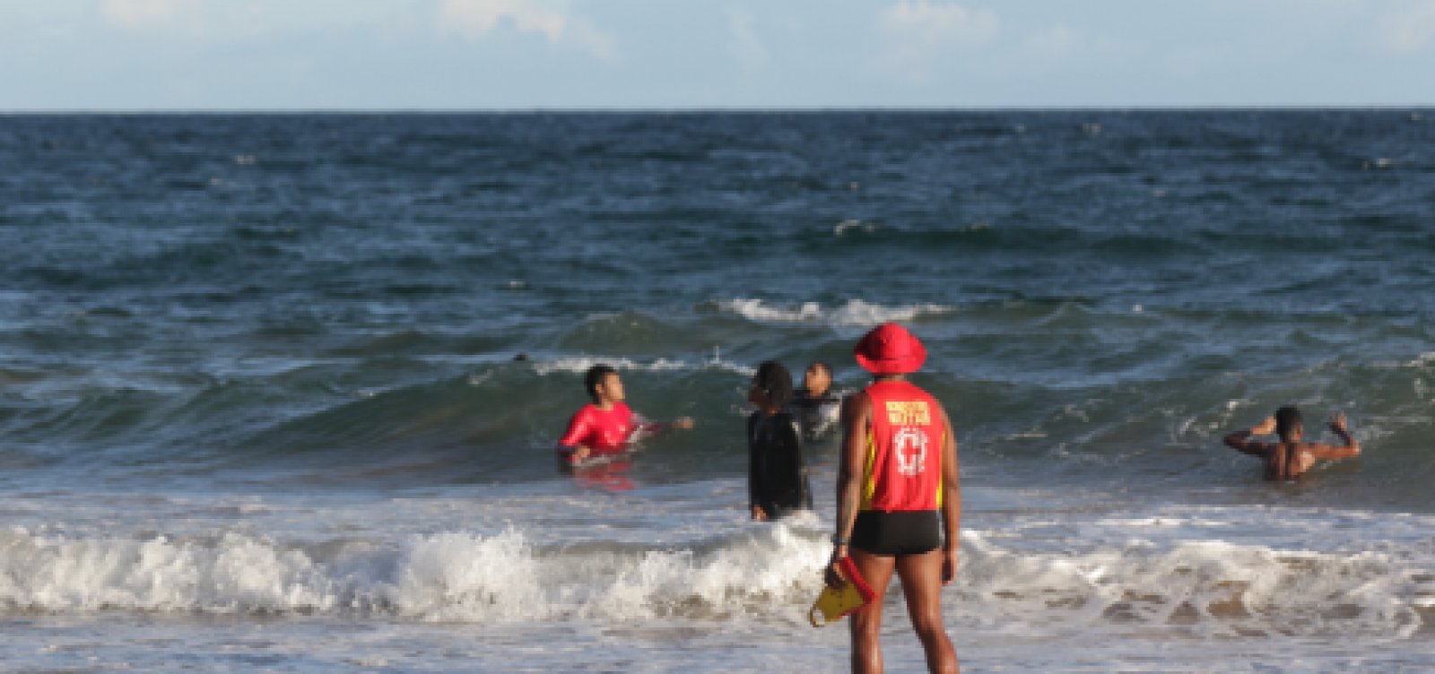 Bombeiros retomam buscas por ambulante que desapareceu no mar da Barra