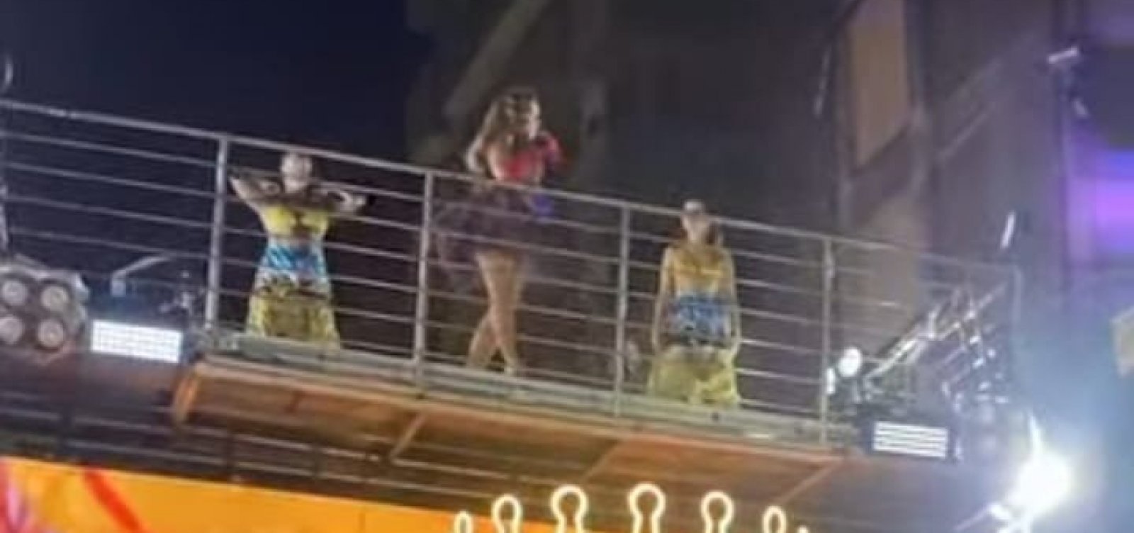 Trio de Daniela Mercury quebra na avenida e precisa ser rebocado