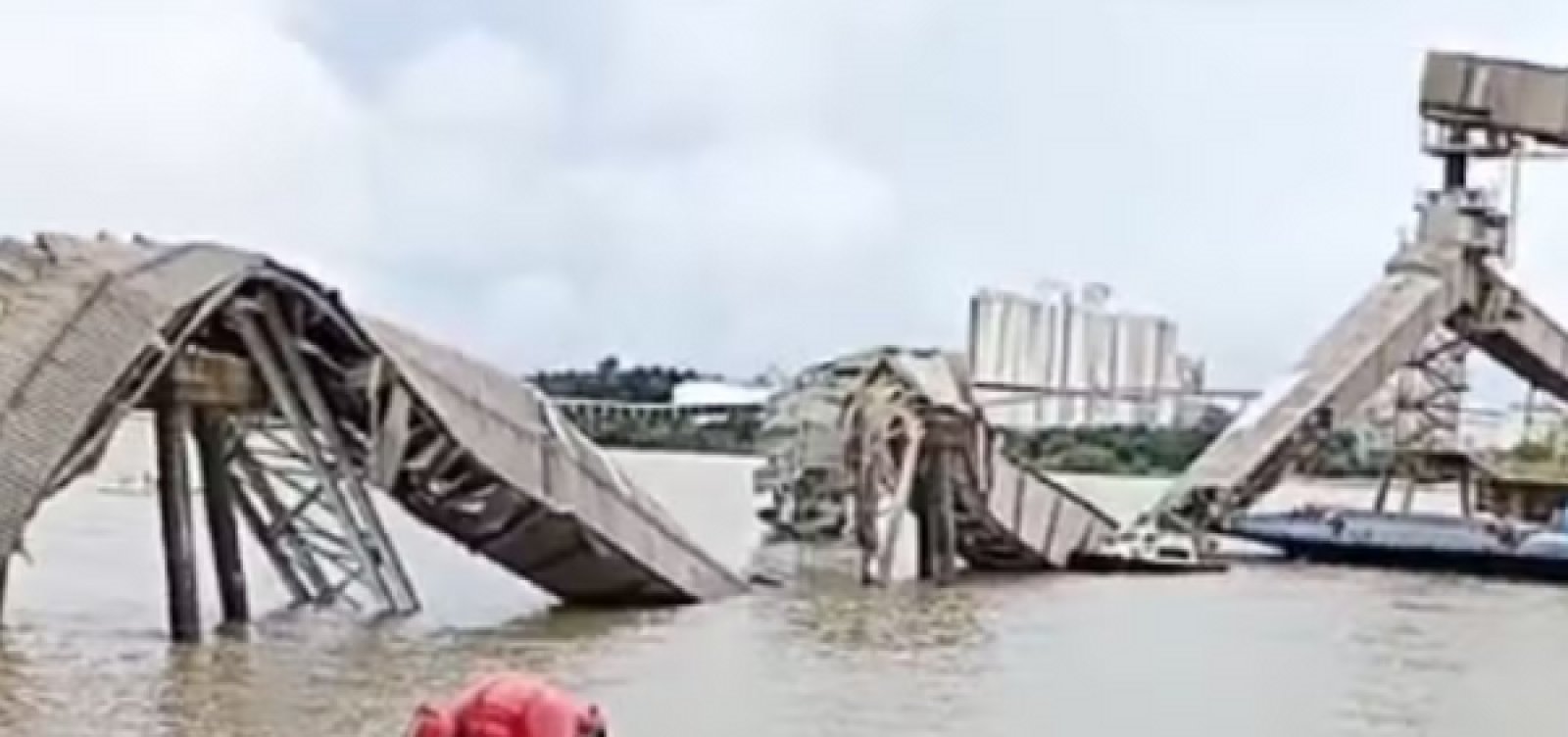 Depósito de grãos desaba sobre rio  no Pará e deixa feridos