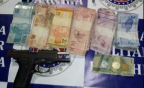 Detido com drogas e arma, homem tenta subornar PM e acaba preso