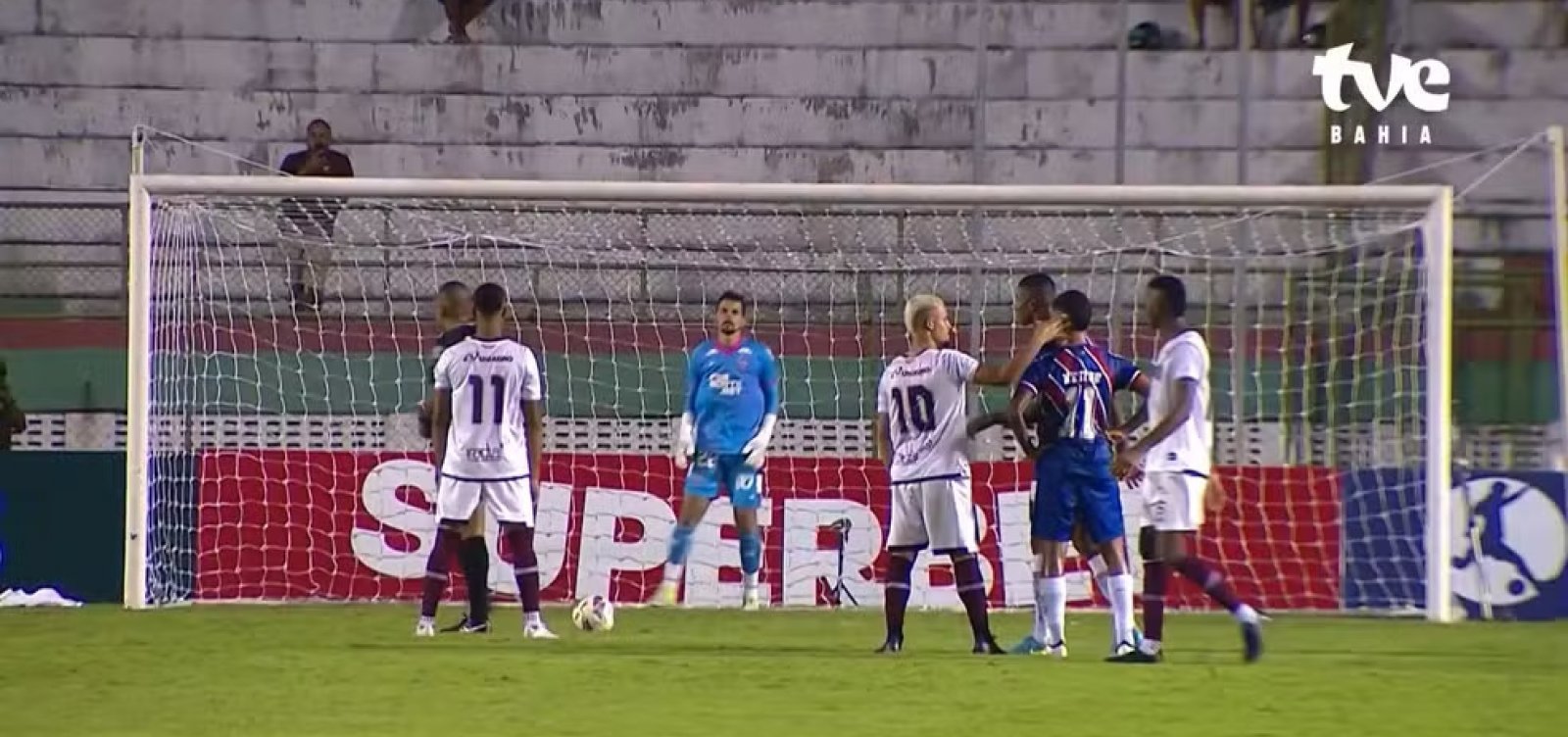 Árbitro explica expulsão por peteleco em jogo do Bahia e Jacuipense: "conduta desrespeitosa e violenta"