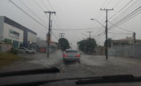 Chuva deixa ruas alagadas e semáforos quebrados nesta terça
