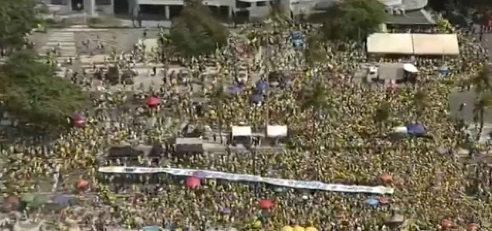 Bolsonaro participa de manifestação em Copacabana pedindo anistia para envolvidos no 8 de janeiro