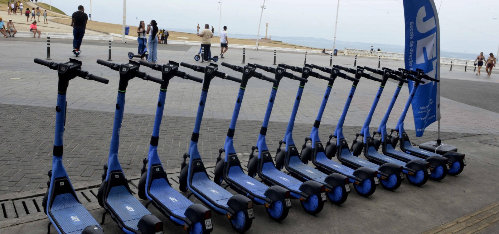 Febre em vias de Salvador, patinetes elétricos protagonizam acidentes e viram alvo de cobrança por fiscalização