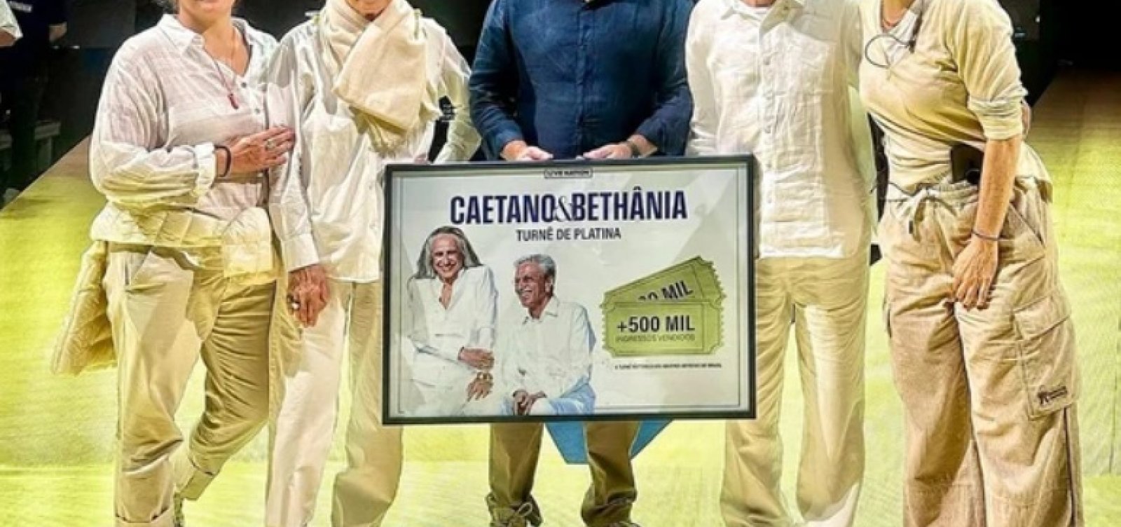 Caetano e Bethânia ganham certificado de platina após venderem 500 mil ingressos em turnê