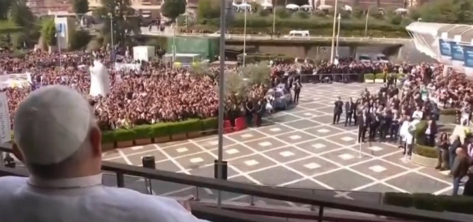 Ao sair do hospital neste domingo, papa agradece preces e pede fim do conflito em Gaza