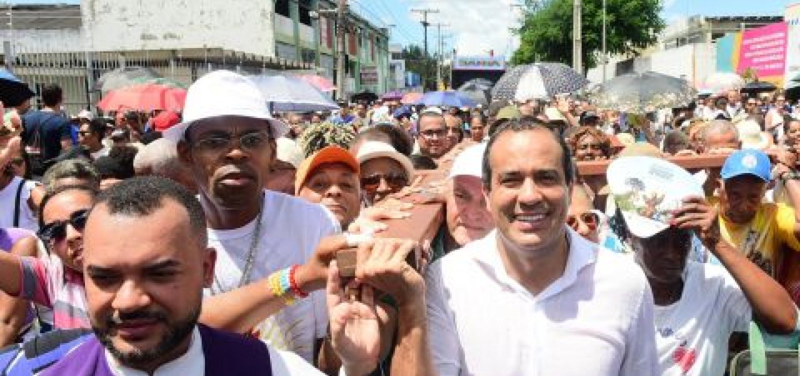 Quaresma: Bruno Reis participa de caminhada religiosa rumo ao Bonfim