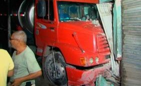 Após colidir com carro, caminhão carregado de óleo invade casa em Feira