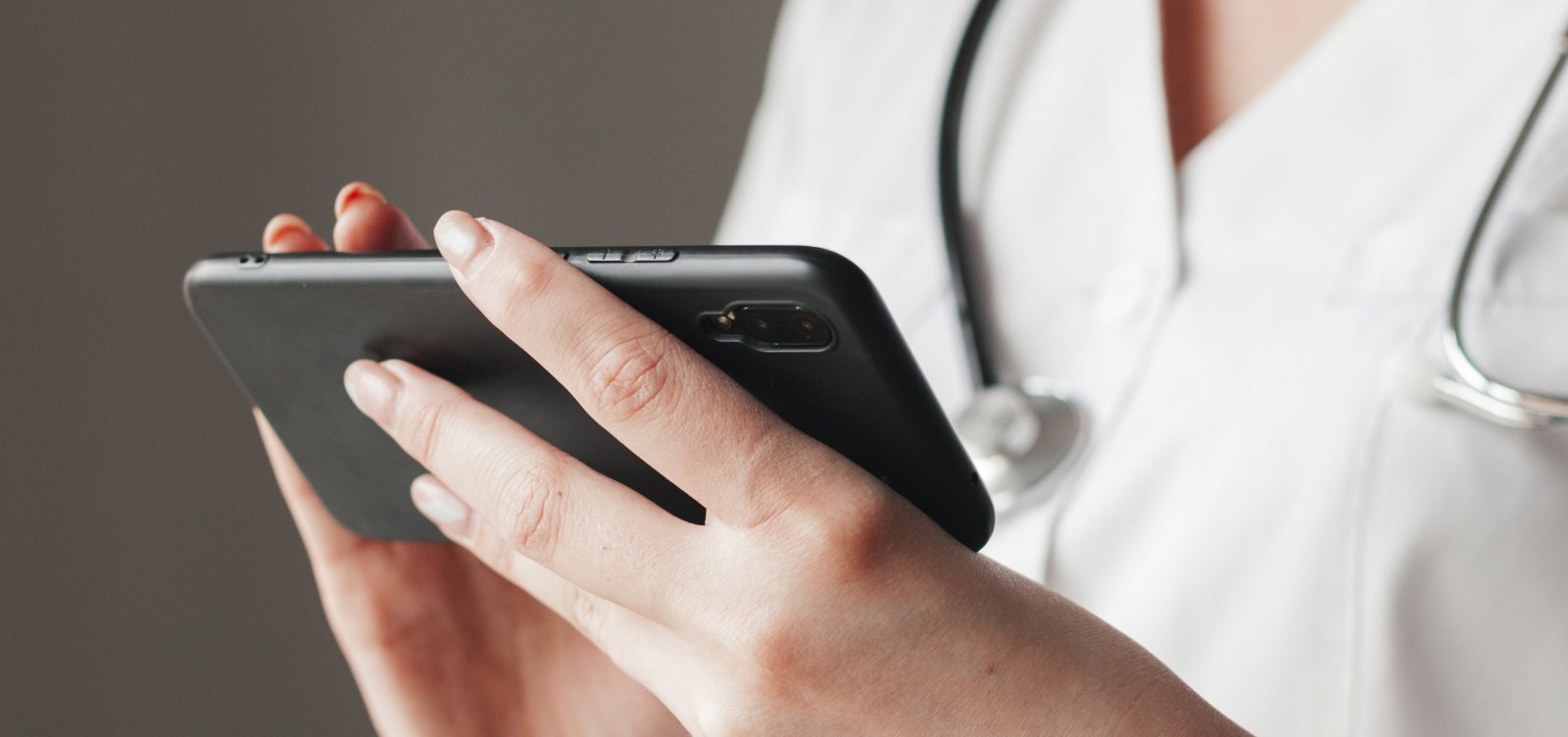 TikTok e Instagram se tornam vitrines para médicos e estudantes transgredirem ética profissional expondo pacientes