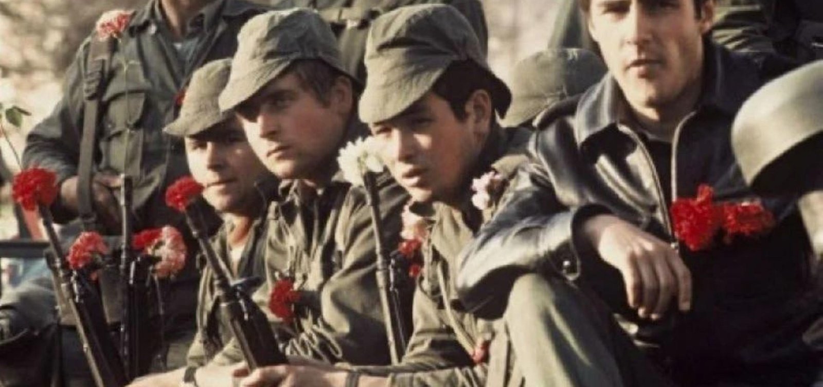 Levante sem tiros, marcado por flores e coragem coletiva, Revolução dos Cravos pôs fim a 48 anos de ditadura em Portugal