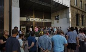 Em crise, Grécia fecha bancos para impedir saques da população 