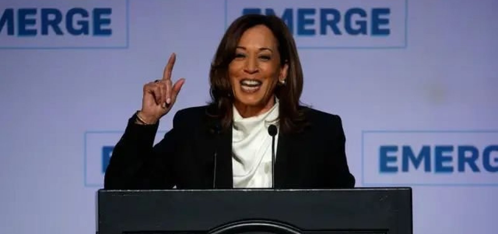 Kamala Harris acusa Trump de estimular a "maior crise econômica provocada pelo homem" na atualidade