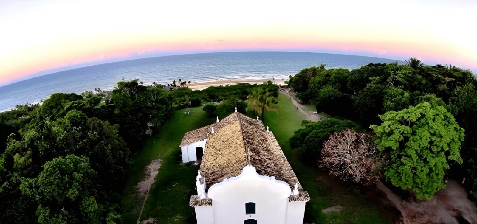 Homem vandaliza igreja em Trancoso no sul da Bahia