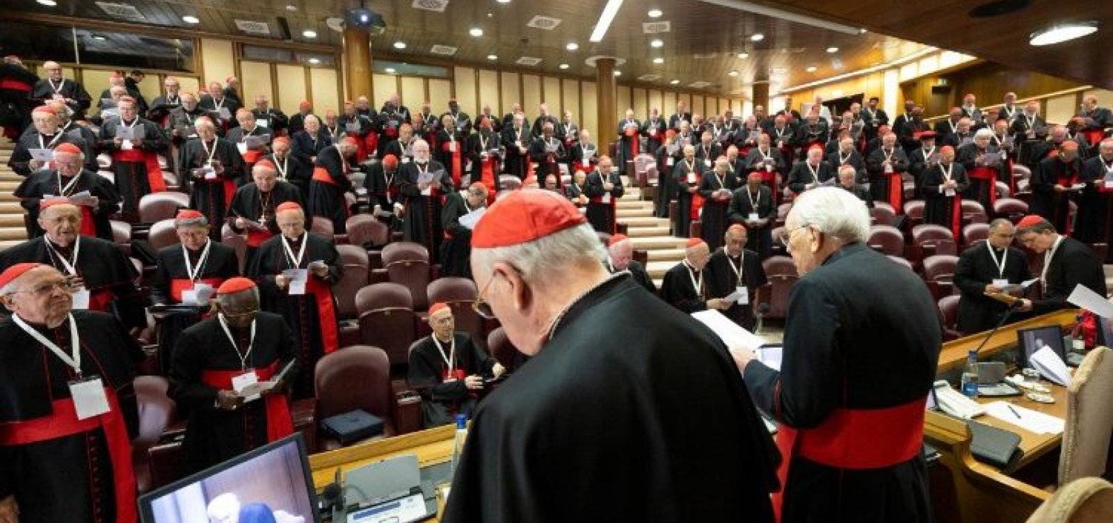 Vaticano permite que todos os cardeais, mesmo ultrapassando o limite de 120, participem do Conclave