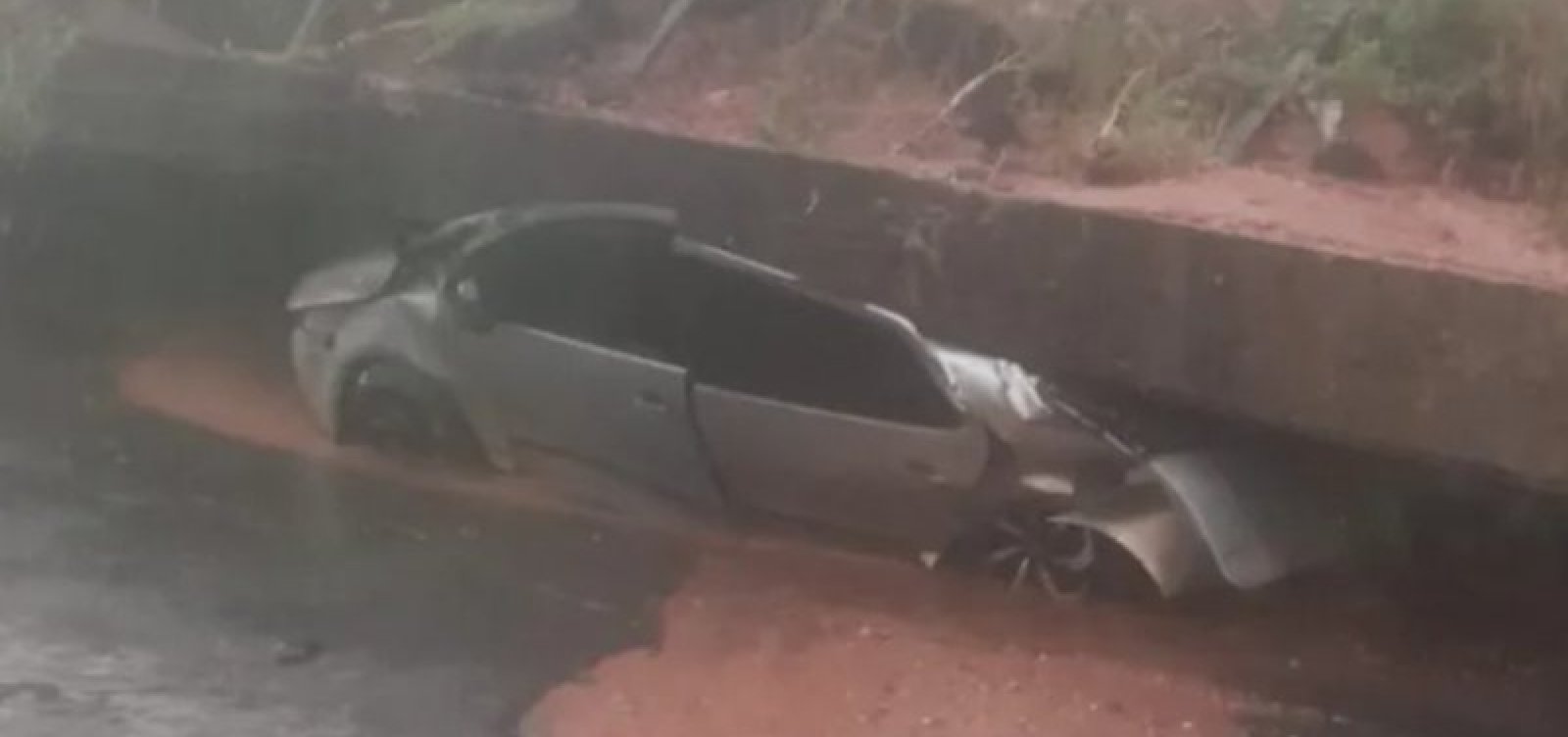 Carro é destruído após deslizamento de terra em Simões Filho