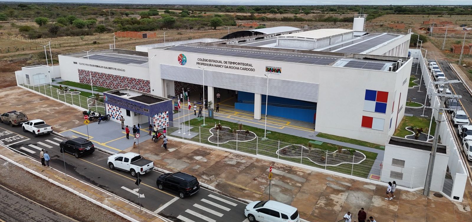Governo do Estado entrega nova escola de tempo integral e obras viárias