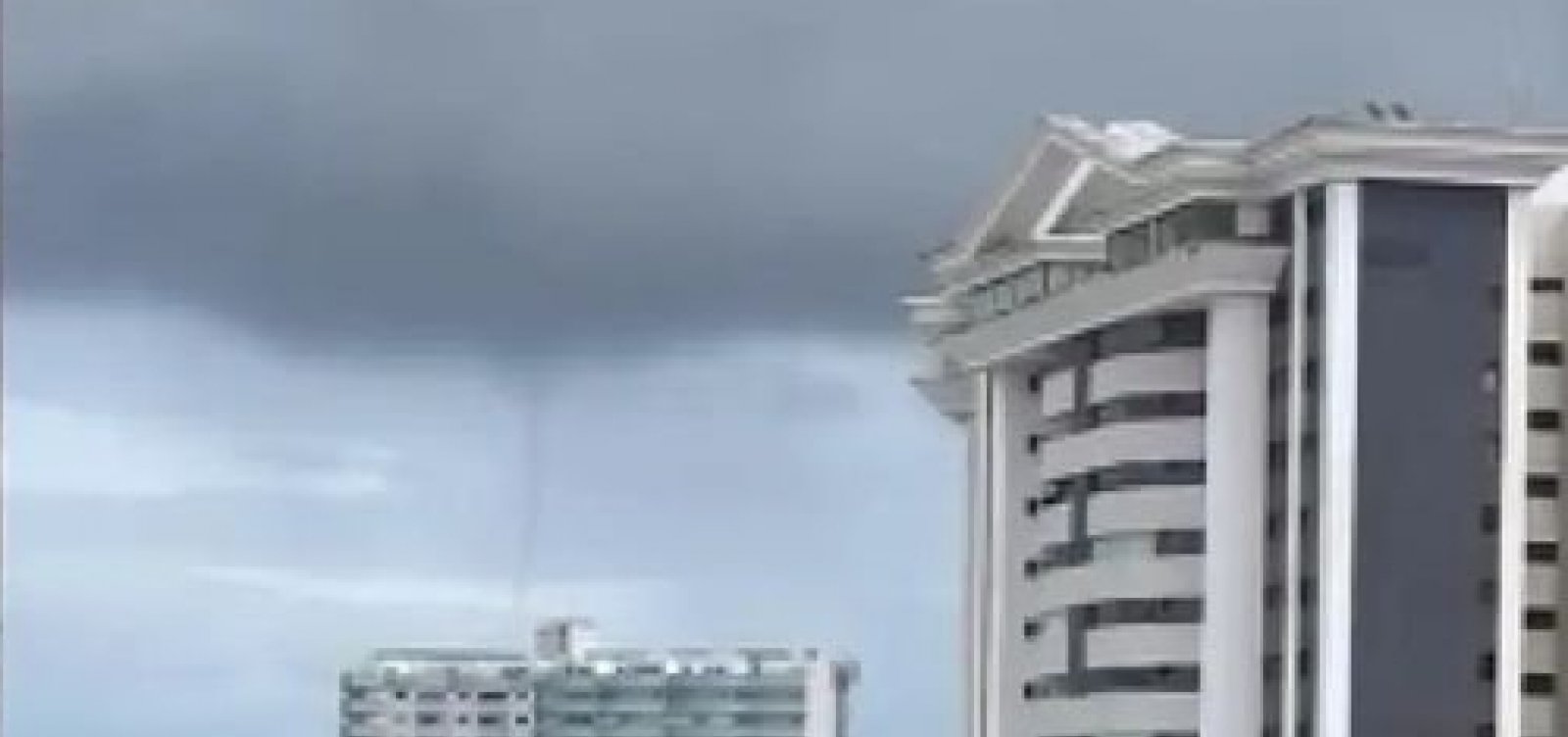 Tromba d´água se forma na orla de Salvador nesta sexta-feira