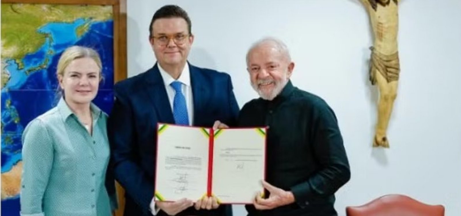 Lula nomeia Wolney Queiroz para ministro da Previdência após demissão de Lupi