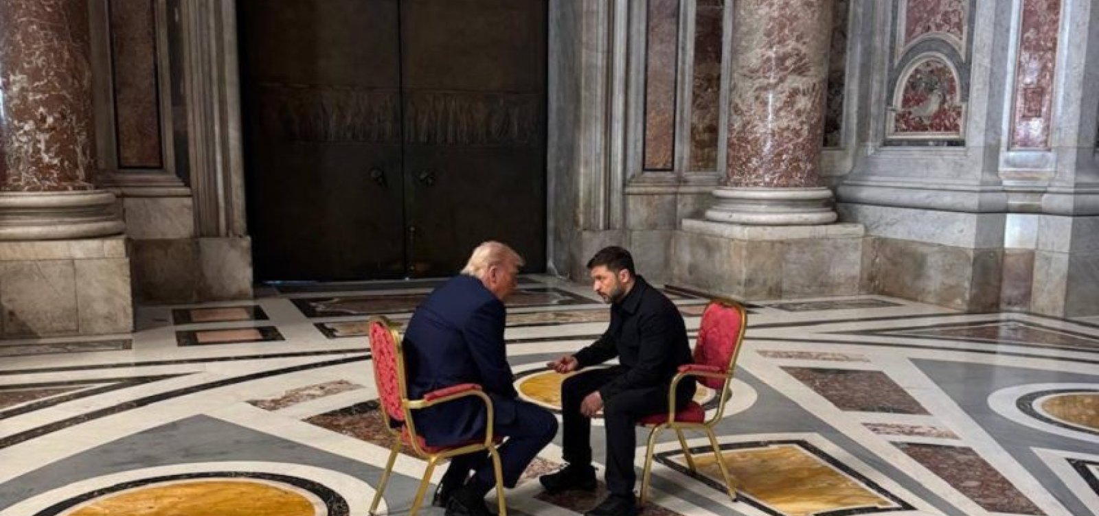 Zelensky e Trump discutiram sanções à Rússia durante encontro no Vaticano