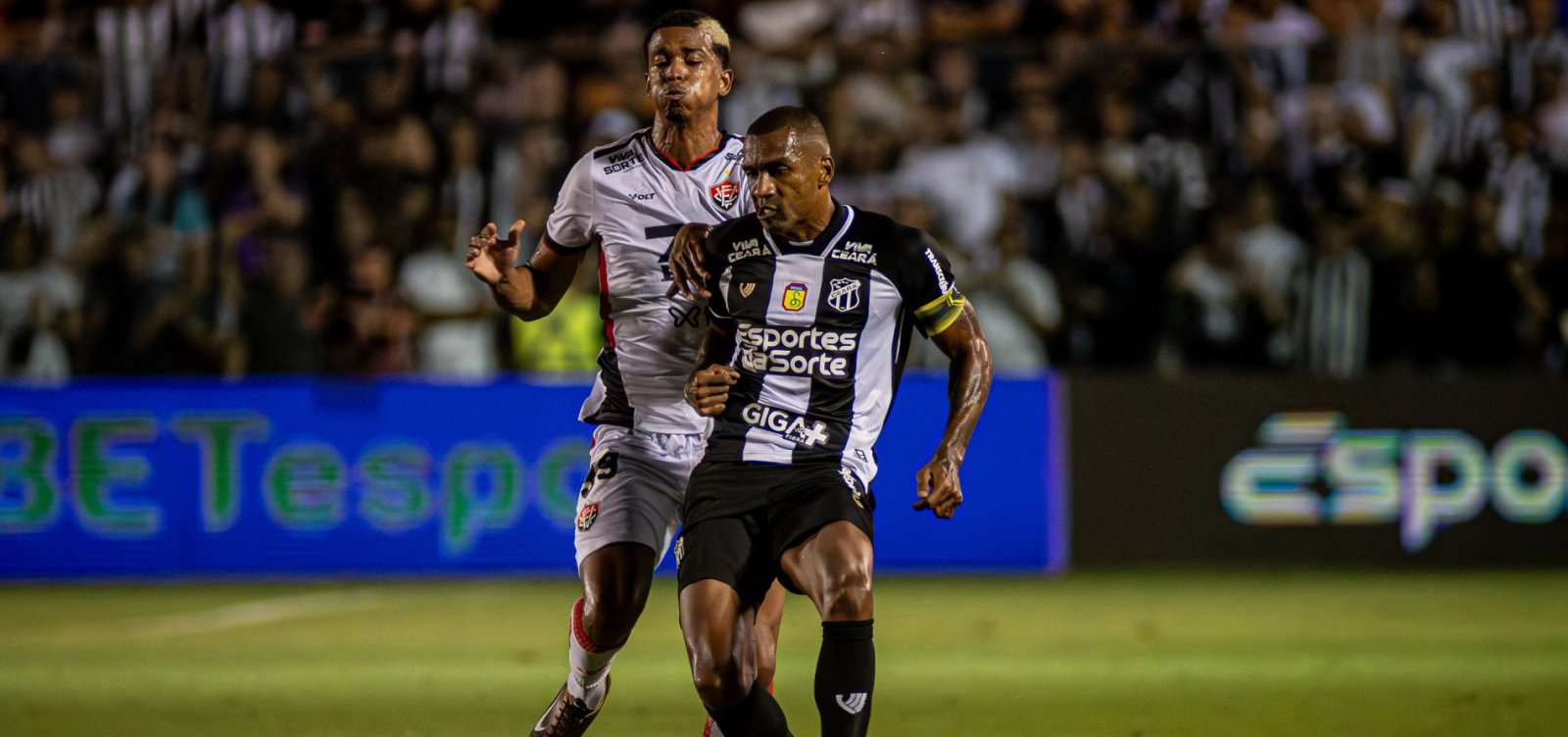 Fora de casa, Vitória perde para o Ceará e volta para o Z-4 do Brasileirão