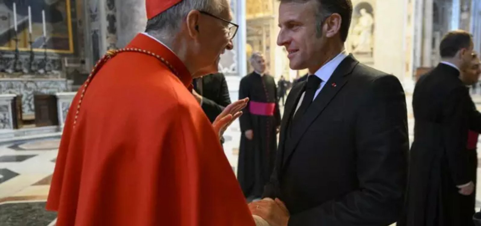 Presidente francês é acusado de tentar influenciar na escolha do novo Papa