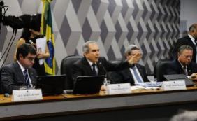 Comissão do Senado aprova relatório que pede impeachment de Dilma Rousseff	