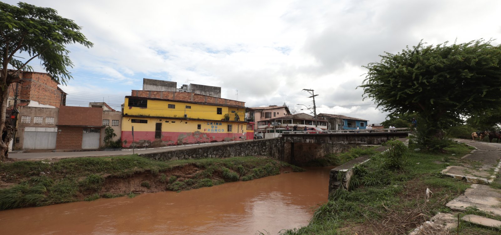 Jerônimo Rodrigues visita Santo Amaro após enchentes afetarem cerca de 400 famílias