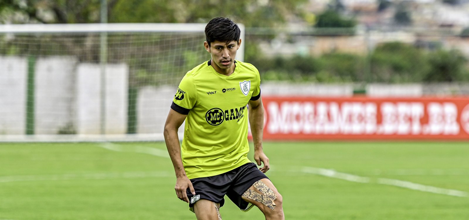 Após prisão por suposta injúria racial, jogador do América-MG é liberado e deve retornar a BH