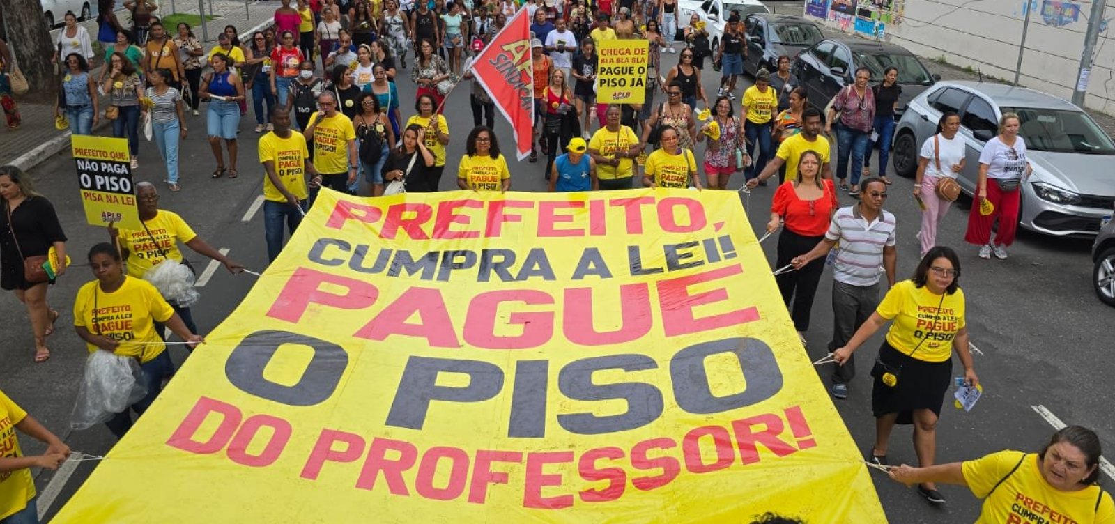 "Piso não se negocia, precisa ser cumprido", dizem representantes de professores da rede municipal