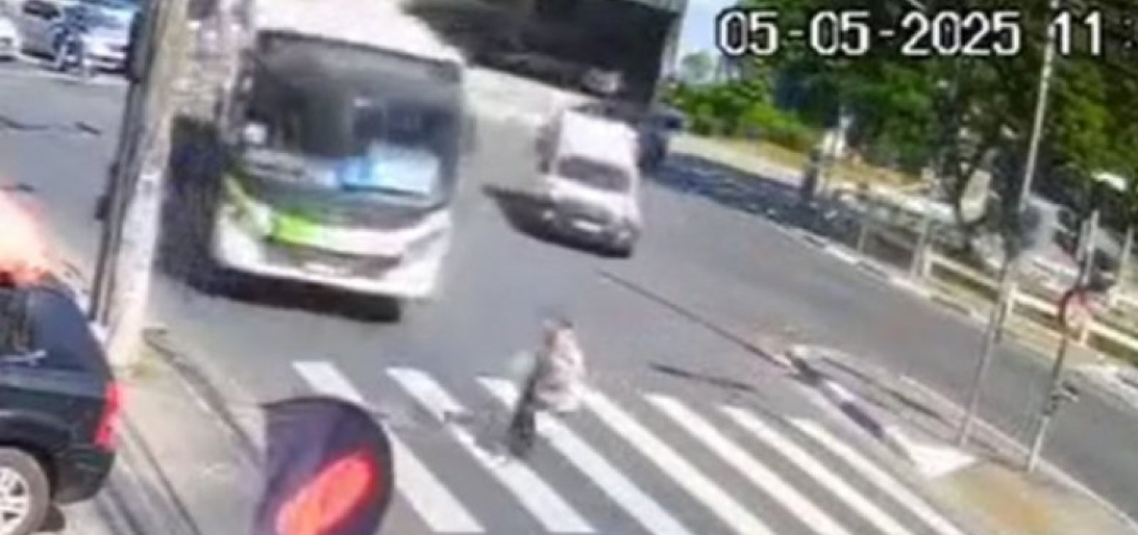 Idosa de 91 anos sobrevive após ser atropelada por ônibus em SP