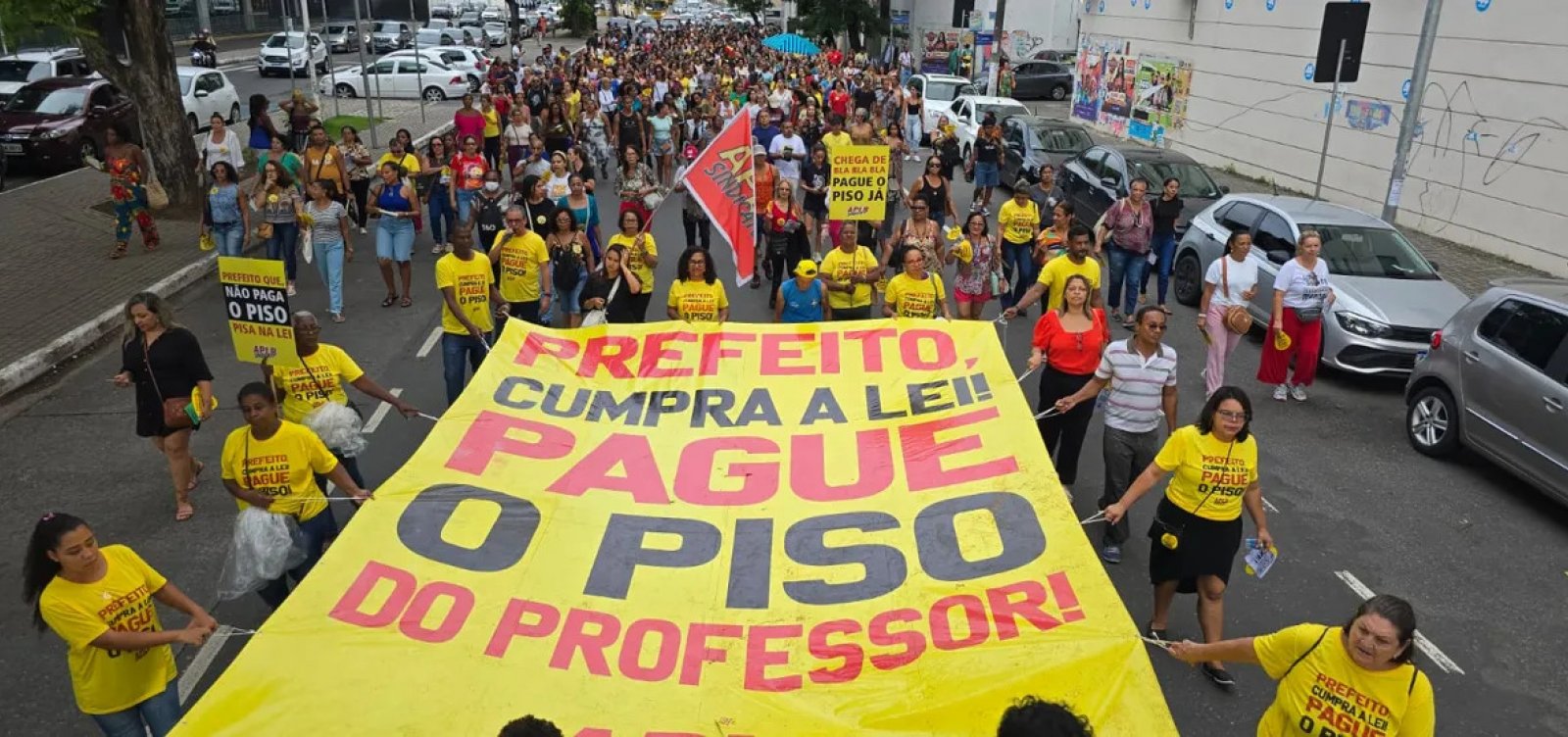 Professores de Salvador decretam paralisação por tempo indeterminado 