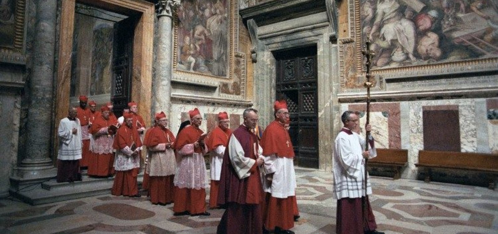 Vaticano informa que primeira fumaça do conclave deve aparecer às 14h desta quarta-feira