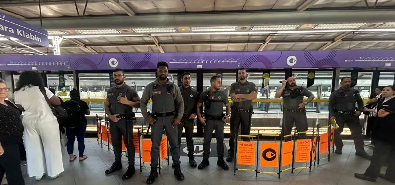 Homem morre após ficar preso entre metrô e porta da plataforma em SP