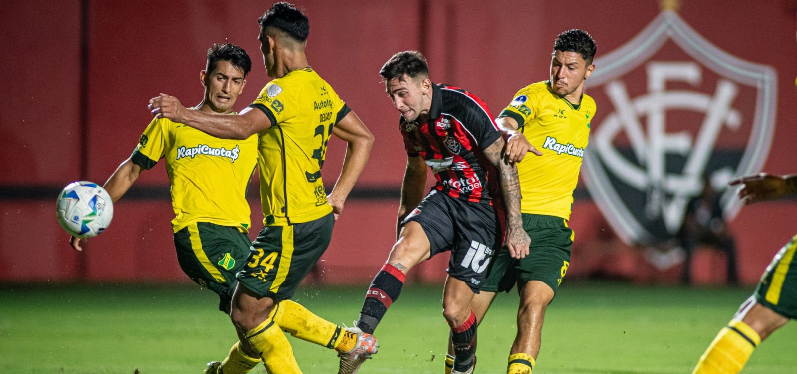 Vitória empata com Defensa y Justicia no Barradão e se complica na Sul-Americana