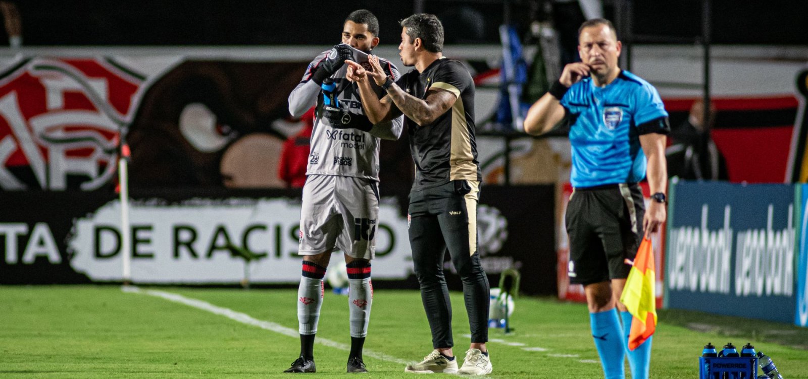 O caminho é o Brasileiro, diz Carpini após empate do Vitória na Sul-Americana