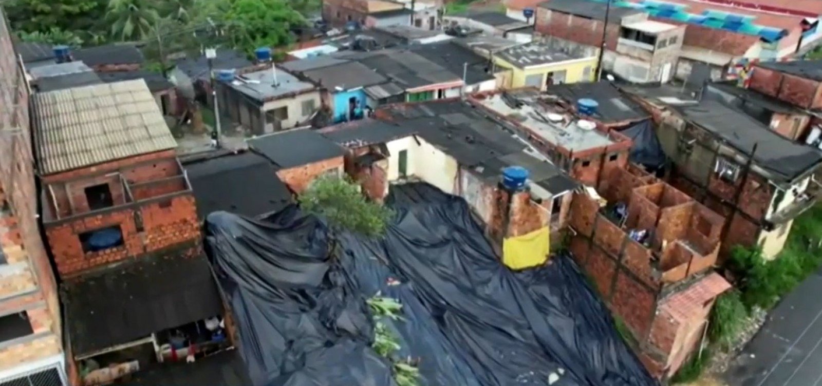 Dez casas são interditadas após deslizamento de terra em cidade na Região Metropolitana de Salvador