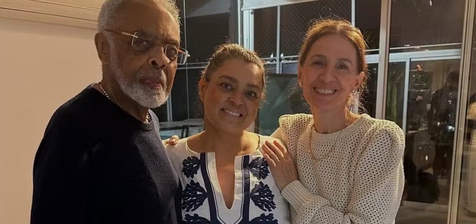Preta Gil recebe alta de hospital em SP após exames de rotina